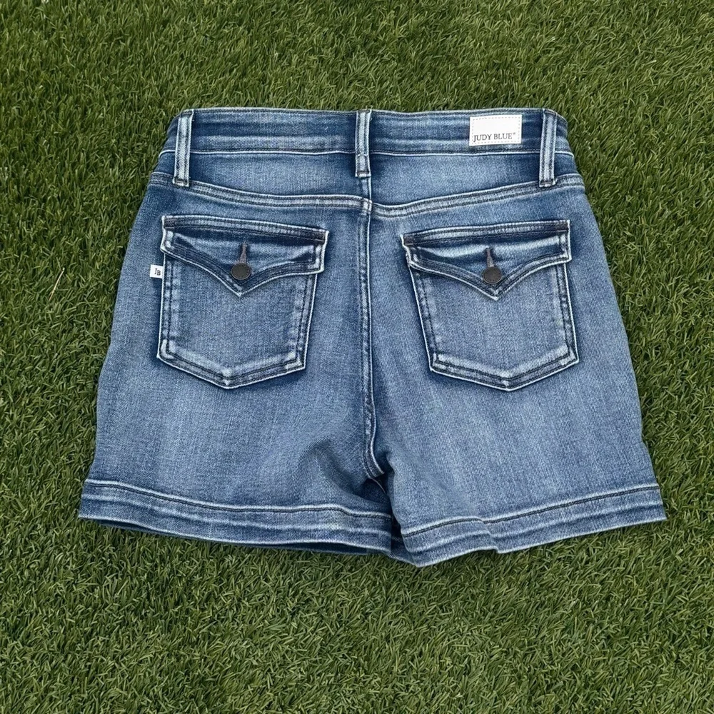 Judy Blue Mid-rise Heavy Contrast Flap Pockets Shorts - Picture 9 of 12